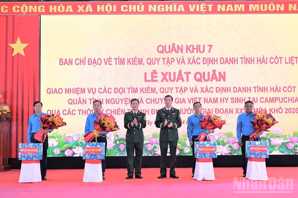 Trung tướng Lê Xuân Thế cùng Thiếu tướng Trần Chí Tâm tặng quà cho các đội K tại lễ xuất quân.