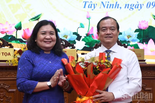 Ủy viên Trung ương Đảng, Phó Bí thư Tỉnh ủy Tây Ninh Hồ Thị Hoàng Yến trao hoa chúc mừng đồng chí Nguyễn Hồng Thanh được bầu giữ chức Chủ tịch Hội đồng nhân dân tỉnh khóa XI, nhiệm kỳ 2026-2031 (Ảnh: THANH PHONG)