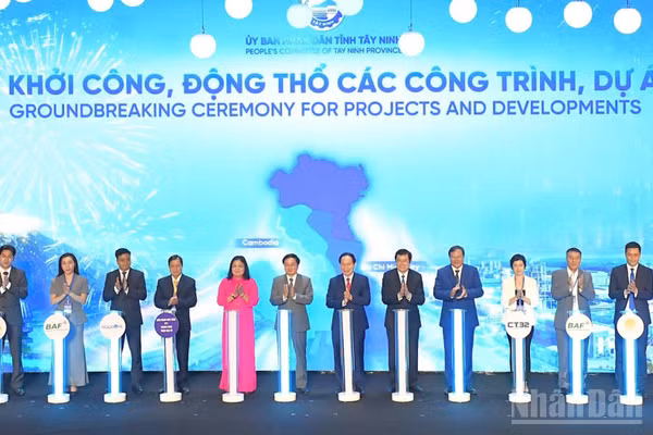 Lãnh đạo Trung ương và tỉnh Tây Ninh ấn nút công bố và động thổ các công trình, dự án tại hội nghị xúc tiến đầu tư 2026.