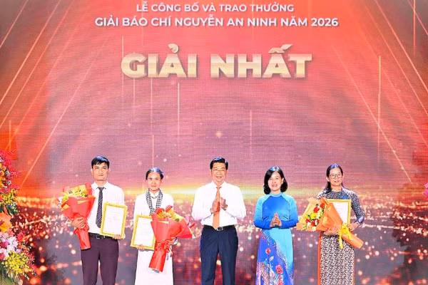 Ủy viên Trung ương Đảng, Chủ tịch Hội đồng nhân dân tỉnh Tây Ninh Nguyễn Mạnh Hùng và Trưởng ban Tuyên giáo và Dân vận Tỉnh ủy Tây Ninh Nguyễn Thị Xuân Hương trao thưởng cho các tác giả đạt giải Nhất.