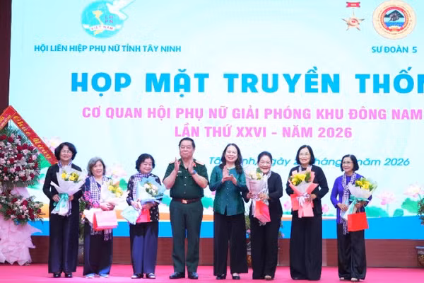 Các đồng chí: Đại tướng Nguyễn Trọng Nghĩa, Ủy viên Bộ Chính trị, Bí thư Trung ương Đảng, Ủy viên Thường vụ Quân ủy Trung ương, Chủ nhiệm Tổng cục Chính trị Quân đội nhân dân Việt Nam; Võ Thị Ánh Xuân, Bí thư Trung ương Đảng, Phó Chủ tịch nước tặng hoa chúc mừng họp mặt truyền thống.