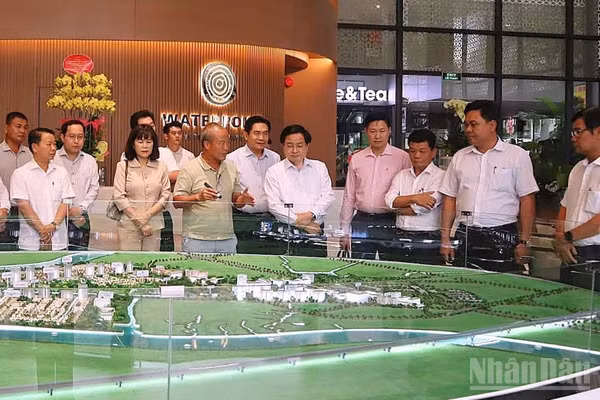 Lãnh đạo tỉnh Tây Ninh kiểm tra quá trình tổ chức thực hiện dự án đã quy hoạch giao cho nhà đầu tư tại xã Bến Lức. (Ảnh: THANH PHONG)