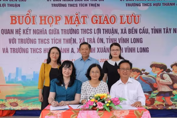 Lãnh đạo xã các địa phương chứng kiến Trường Trung học cơ sở Lợi Thuận (Tây Ninh) cùng Trường Trung học cơ sở Tích Thiện và Hựu Thành A (Vĩnh Long) ký kết biên bản ghi nhớ hợp tác.
