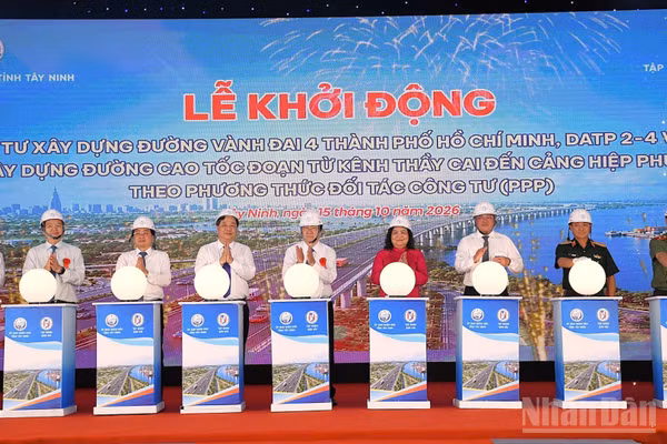 Lãnh đạo Trung ương và tỉnh Tây Ninh ấn nút khởi động hai dự án thành phần đường Vành đai 4 Thành phố Hồ Chí Minh. (Ảnh: THANH PHONG)