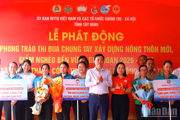 Ra mắt 5 đội hình hưởng ứng phong trào thi đua do Mặt trận Tổ quốc và các tổ chức chính trị-xã hội tỉnh phát động. (Ảnh: THANH PHONG)