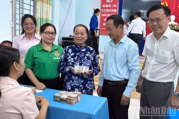 Người dân xã Hiệp Hòa hài lòng với việc giải quyết thủ tục hành chính trong việc chi trả tiền giải phóng mặt bằng minh bạch, chuyên nghiệp. (Ảnh: THANH PHONG)