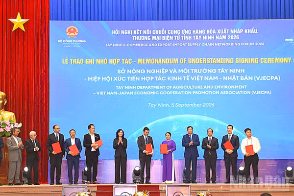 Lãnh đạo Bộ Công thương và Ủy ban nhân dân tỉnh Tây Ninh chứng kiến lễ trao ghi nhớ hợp tác. 