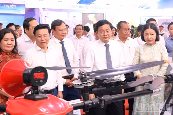 Lãnh đạo Tỉnh ủy và Ủy ban nhân dân tỉnh Tây Ninh tham quan thiết bị bay không người lái ứng dụng trong sản xuất nông nghiệp. (Ảnh: THANH PHONG)