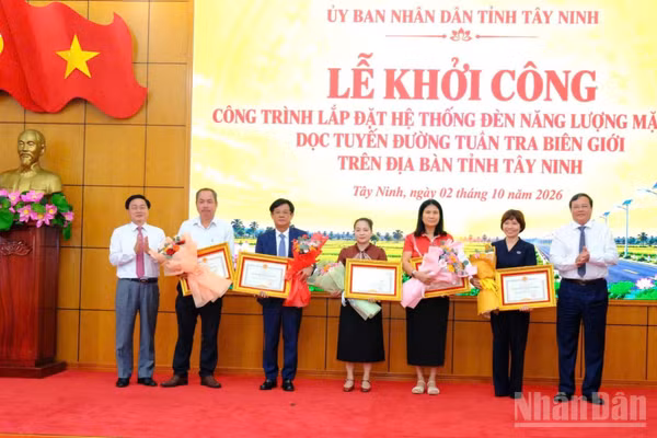 Bí thư Tỉnh ủy Tây Ninh Nguyễn Văn Quyết và Chủ tịch Ủy ban nhân dân tỉnh Lê Văn Hẳn trao hoa và bằng khen của Chủ tịch tỉnh cho 5 nhà tài trợ chương trình “Chung tay thắp sáng biên giới”. (Ảnh: THANH PHONG)
