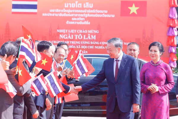 Tổng Bí thư, Chủ tịch nước Tô Lâm và Phu nhân tại sân bay quốc tế Udon Thani. Ảnh: TTXVN