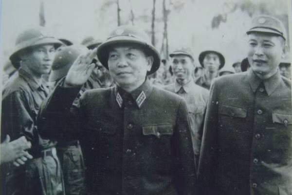Tổng Tư lệnh, Ðại tướng Võ Nguyên Giáp thăm Bộ đội Trường Sơn. Ði bên cạnh là Tư lệnh Ðồng Sỹ Nguyên. (Ảnh tư liệu).