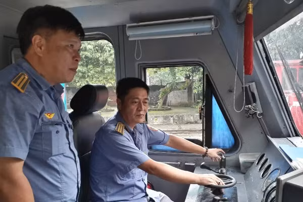Hai kiện tướng Phạm Quang Thành (trái) và Đinh Đức Huy chia sẻ về nghề lái tàu. Ảnh: Diên Khánh
