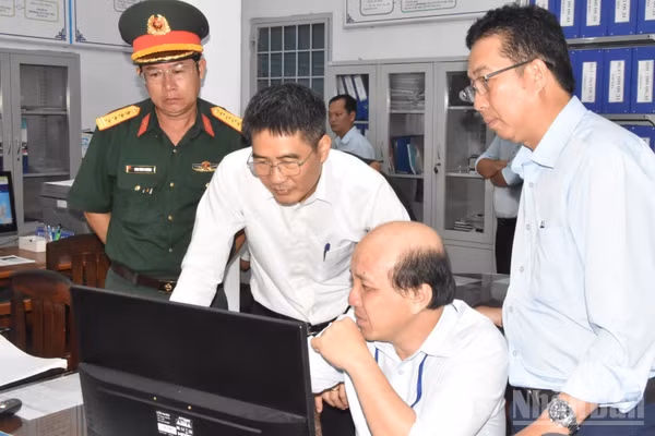 Đoàn công tác kiểm tra cơ sở dữ liệu tàu cá tại Cảng cá Mỹ Tho, tỉnh Đồng Tháp. (Ảnh: NGUYỄN SỰ)