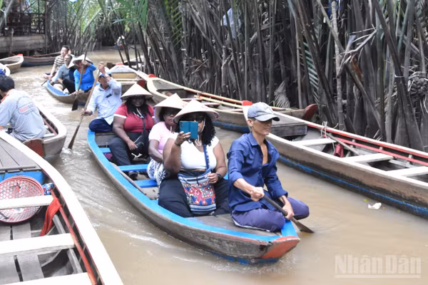 Du khách nước ngoài tham quan, trải nghiệm chèo xuồng tại cù lao Thới Sơn, phường Thới Sơn, tỉnh Đồng Tháp.