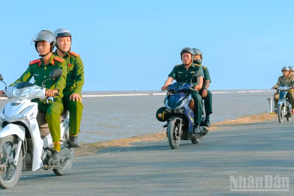 Các lực lượng phối hợp tuần tra, bám sát địa bàn ở cơ sở. (Ảnh: ĐẶNG THANH)