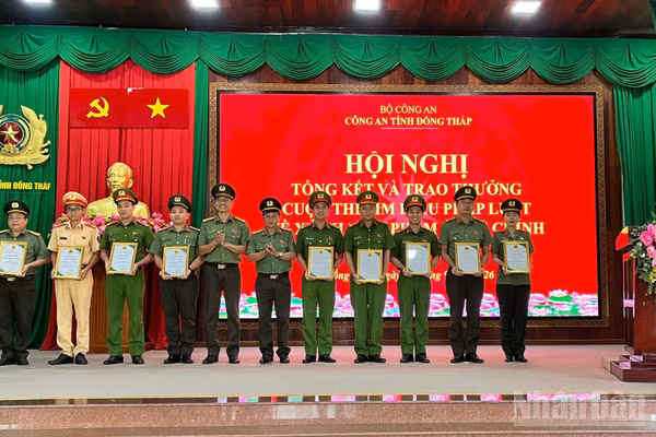 Các cán bộ, chiến sĩ Công an tỉnh Đồng Tháp xuất sắc của cuộc thi (ảnh: Đinh Nhân).