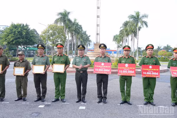 Thiếu tướng Lâm Phước Nguyên, Giám đốc Công an tỉnh trao giấy khen và tiền thưởng cho các tập thể và cá nhân. (Ảnh: TRỌNG TÍN)