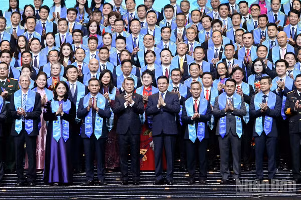 Thủ tướng Lê Minh Hưng với các doanh nghiệp được vinh danh sản phẩm đạt Thương hiệu quốc gia Việt Nam lần thứ 10 - năm 2026.