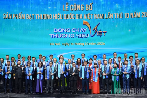 Đồng chí Lê Quốc Minh, Ủy viên Trung ương Đảng, Tổng Biên tập Báo Nhân Dân, Phó Trưởng Ban Tuyên giáo Trung ương, Chủ tịch Hội Nhà báo trao biểu trưng cho đại diện các doanh nghiệp được vinh danh tại Lễ công bố sản phẩm đạt Thương hiệu quốc gia Việt Nam lần thứ 10 năm 2026.