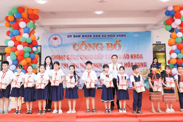 Xã Hòa Vang trao tặng sách giáo khoa cho học sinh.
