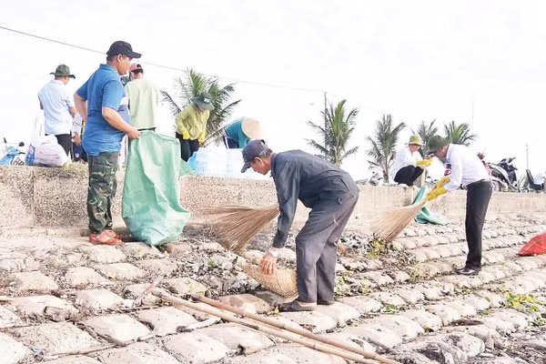Cán bộ và người dân các xã ven biển của tỉnh Đồng Tháp tập trung vệ sinh môi trường.
