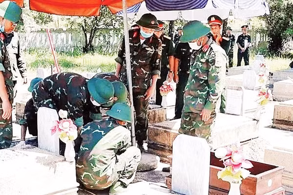 Tổ công tác tiến hành khai quật phần mộ để lấy mẫu hài cốt liệt sĩ tại phường Phong Điền (Ảnh LÊ SÁU)