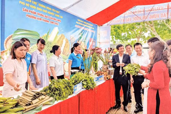 Các gian hàng không dùng tiền mặt do Hội Liên hiệp Phụ nữ xã Nam Xang tổ chức.