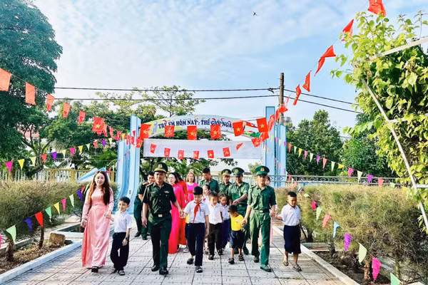 Không khí vui tươi trong ngày khai giảng tại trường Mầm non-Tiểu học Hoa Phong Ba, đặc khu Cồn Cỏ. (Ảnh: HOÀNG DUYÊN)