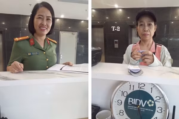 Thượng tá Phạm Thị Liên trao trả số tiền 8,5 triệu đồng cho bà Vũ Thị Bông. (Ảnh: Bộ Công an)