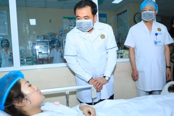 Bí thư Thành ủy Hà Nội thăm hỏi sức khỏe nạn nhân vụ cháy đang được điều trị tại bệnh viện. (Ảnh THÁI QUANG)