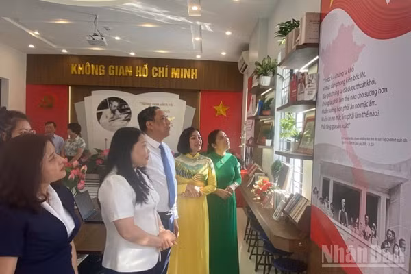 Lãnh đạo tỉnh Lào Cai tham quan phòng trưng bày tại thư viện tỉnh. (Ảnh: THANH SƠN)