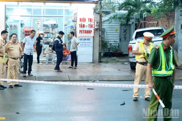 Lực lượng chức năng tiến hành phong tỏa, khám nghiệm hiện trường nơi xảy ra tai nạn giao thông trên đường Đặng Văn Trơn. (Ảnh: THIÊN VƯƠNG)