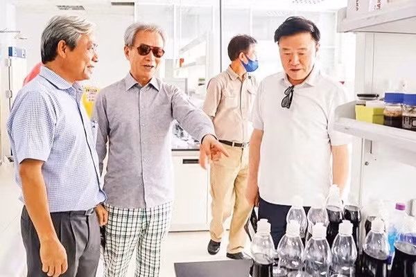 Đoàn công tác Hàn Quốc tham quan Vườn ươm Công nghệ công nghiệp Việt Nam-Hàn Quốc (KVIP), mô hình hợp tác tiêu biểu giữa hai nước tại Cần Thơ. (Ảnh VGP)