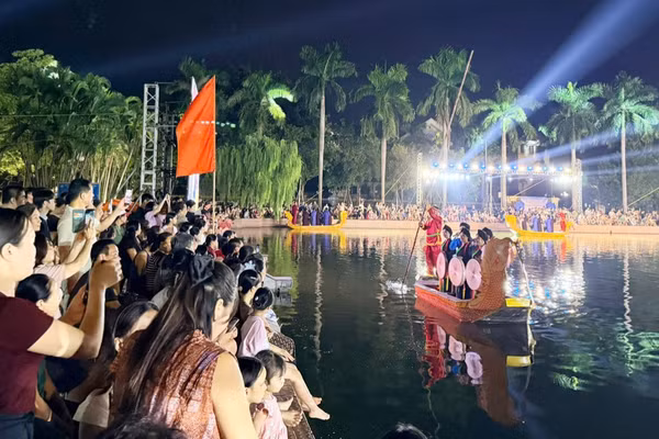 Đông đảo người dân và du khách đến xem chương trình diễn xướng Dân ca Quan họ Bắc Ninh trên thuyền tại hồ Nguyên Phi Ỷ Lan (phường Kinh Bắc). ( Ảnh: A.T)
