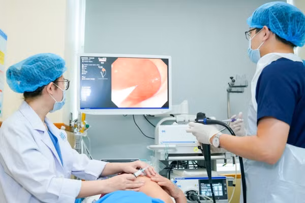 Bác sĩ Bệnh viện Đại học Y dược Thành phố Hồ Chí Minh sử dụng hệ thống nội soi. (Ảnh: Bệnh viện cung cấp)