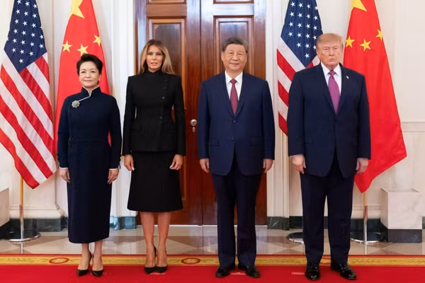 Chủ tịch Trung Quốc Tập Cận Bình (thứ 2, phải) và Phu nhân Bành Lệ Viên (trái) chụp ảnh chung với Tổng thống Mỹ Donald Trump (phải) và Phu nhân Melania Trump trong lễ đón tại Nhà trắng ở Washington, D.C., ngày 24/9/2026. (Ảnh: THX/TTXVN)