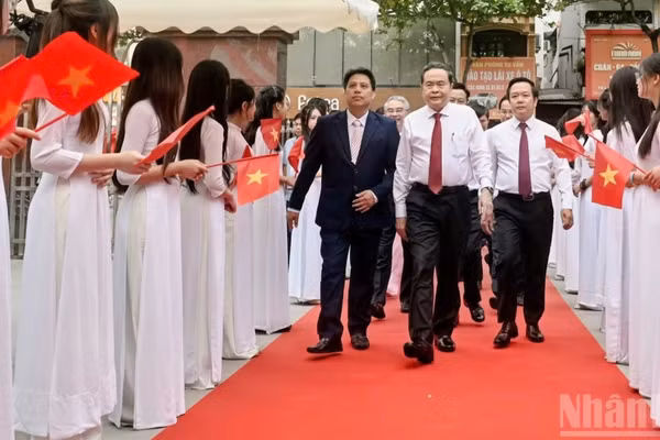 Chủ tịch Quốc hội Trần Thanh Mẫn tới dự khai giảng năm học mới tại Trường trung học phổ thông Lê Quý Đôn (tỉnh Hưng Yên). (Ảnh: MAI TÚ)