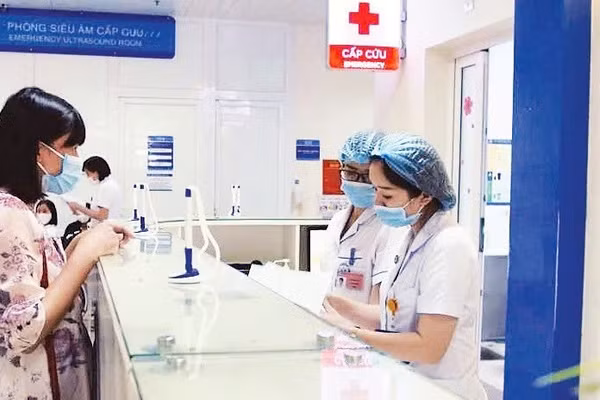 Khoa cấp cứu của bệnh viện luôn sáng đèn, những nhân viên y tế luôn bảo đảm công tác khám, chữa bệnh. (Ảnh: THÚY QUỲNH)