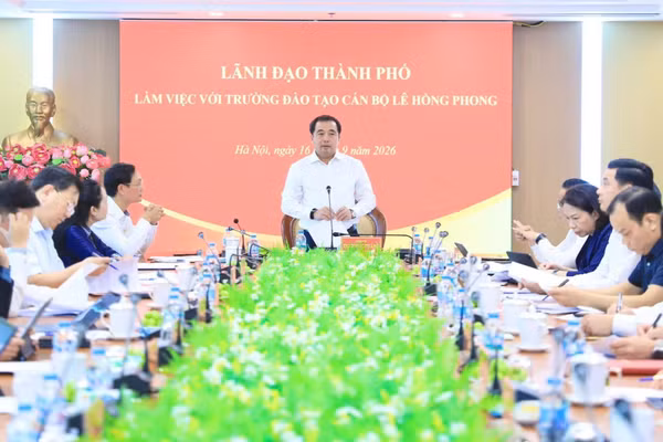 Bí thư Thành ủy Hà Nội Trần Đức Thắng chủ trì buổi làm việc với Trường Đào tạo cán bộ Lê Hồng Phong. (Ảnh: Quang Thái/chinhphu.vn)