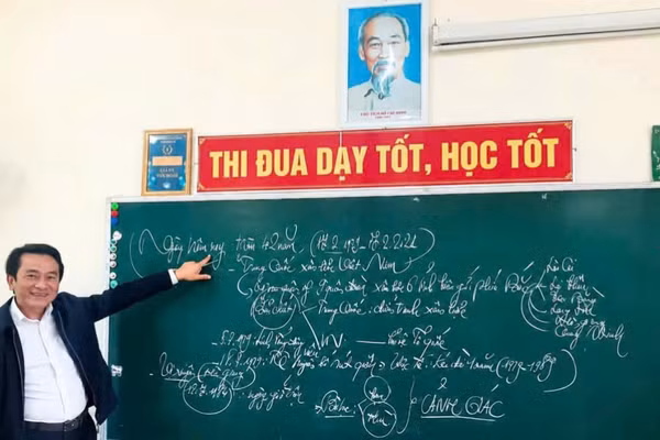 Thầy giáo Trần Trung Hiếu, giáo viên Trường trung học phổ thông chuyên Phan Bội Châu (tỉnh Nghệ An) trong giờ dạy học. (Ảnh: Nhân vật cung cấp)