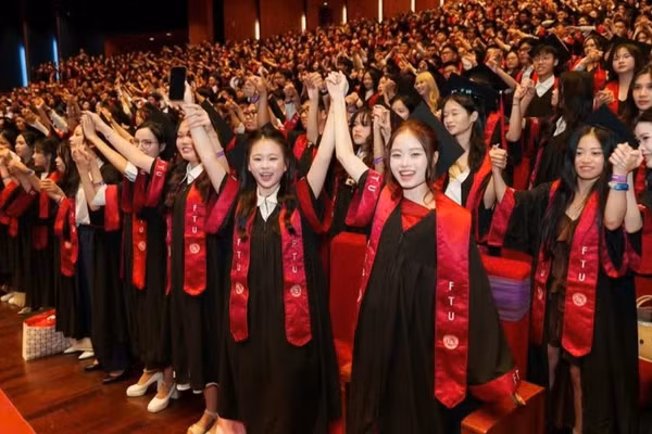 Sinh viên đại học trong Lễ tốt nghiệp. (Ảnh: FTU)