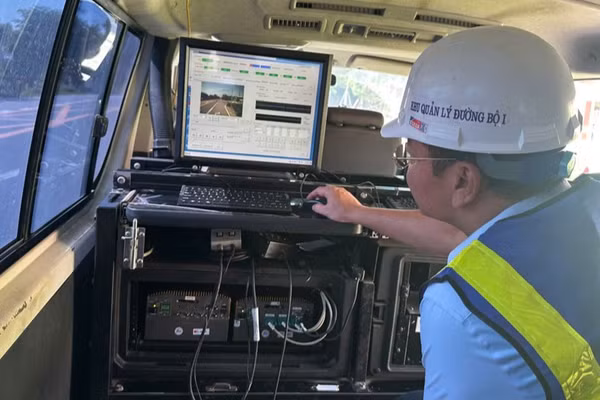 Dữ liệu từ xe khảo sát là cơ sở phục vụ đánh giá hiện trạng, khảo sát và thiết kế phương án sửa chữa mặt đường. (Ảnh: Ánh Hồng)