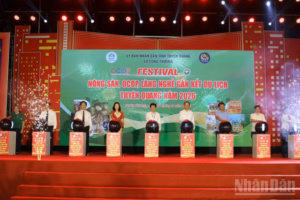 Đại biểu ấn nút khai mạc Festival nông sản, OCOP, làng nghề gắn kết du lịch Tuyên Quang năm 2026. (Ảnh: Đức Thắng)