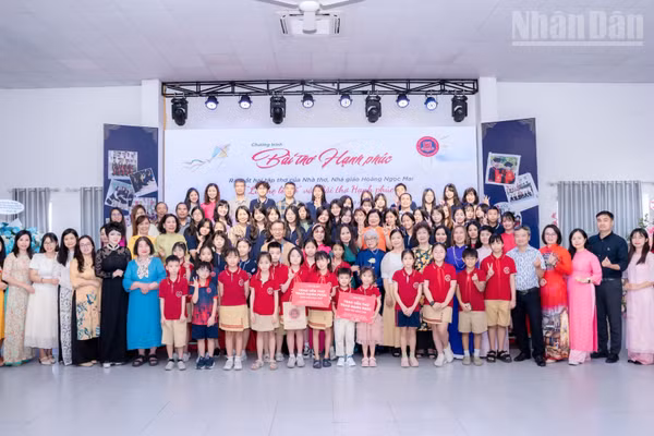 Các em học sinh và đại biểu, nghệ sĩ tham dự chương trình.