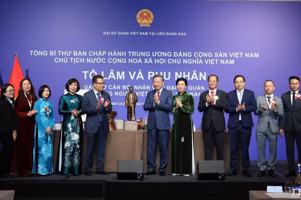 Tổng Bí thư, Chủ tịch nước Tô Lâm tặng quà cho Đại sứ quán và cộng đồng người Việt Nam tại Nga. (Ảnh: Thống Nhất/TTXVN)