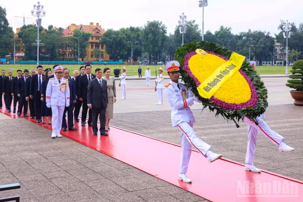 Nhà vua Vương quốc Thái Lan Maha Vajiralongkorn Phra Vajiraklaochaoyuhua và Hoàng hậu Suthida Bajrasudhabimalalakshana đến đặt vòng hoa và vào Lăng viếng Chủ tịch Hồ Chí Minh. 