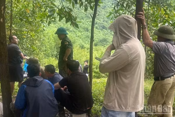 Chính quyền xã cùng lực lượng chức năng và người dân đã kịp thời đưa 3 người mắc kẹt trong hang Rút về nhà an toàn.