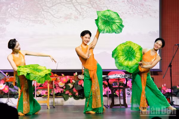 Các nghệ sĩ Nhà hát Ca múa nhạc quốc gia Việt Nam biểu diễn trong chương trình nghệ thuật “Tổ quốc trong tim” diễn ra tối 19/9 tại Trung tâm Văn hóa Việt Nam tại Pháp. (Ảnh: KHẢI HOÀN)