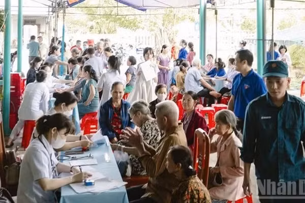 Bệnh viện Việt-Hàn Đà Nẵng tổ chức khám cho 4.146 người dân trên xã đảo Tam Hải.