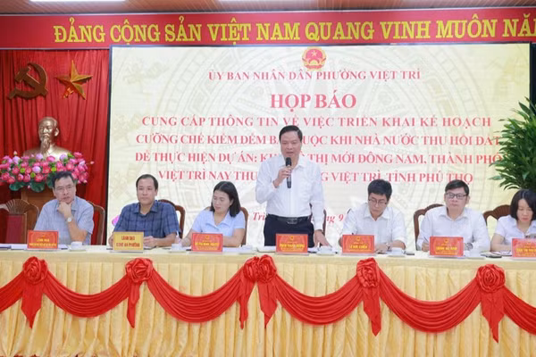 Phó Chủ tịch Ủy ban nhân dân phường Việt Trì Phan Thanh Dương thông tin về kế hoạch cưỡng chế kiểm đếm bắt buộc đối với 5 hộ dân trên địa bàn phường. (Ảnh: NGỌC LONG)